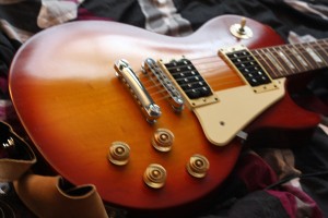 Picture of a Les Paul Studio in Faded Heritage Cherry. 2008 model.